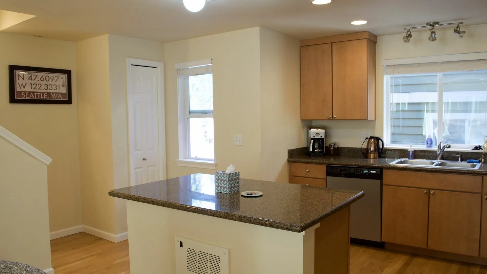 Super Spacious Modern Townhome Seattle